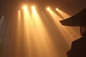 雪原回声自然类封面：雪原上的动物足迹与远山
