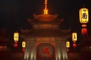 织雾工坊封面：手工织机与悬挂的雾色丝线